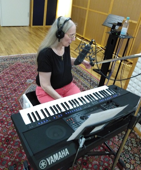 Angelika Pauly nimmt im Studio das Lied 